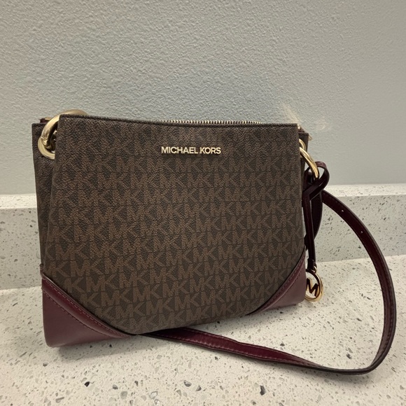 Michael Kors crossbody and matching wallet - Picture 4 of 9